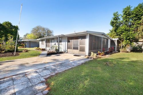 2047 Hbr Ln, Naples FL 34104-4218 exterior