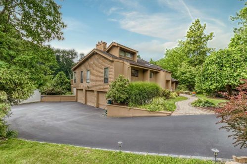 18 Brycewood Dr, Huntington Station, NY 11746-4913