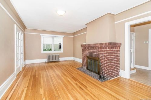 251 239 St, Bronx NY 10470-1811 exterior