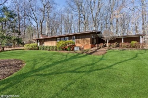 143 Roundtop Rd, Bernardsville, NJ 07924-2106