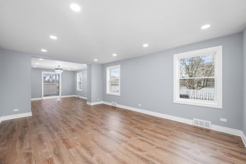 8247 Oglesby Ave, Chicago IL  60617-1927 exterior