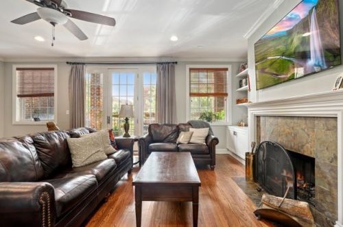 2136 Division St, Chicago, IL 60622-3196