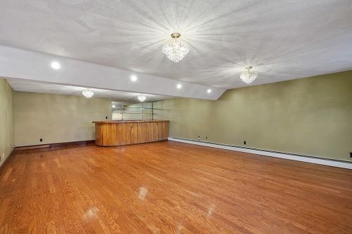 6 Walker Rd, Peabody MA 01960-5421 exterior