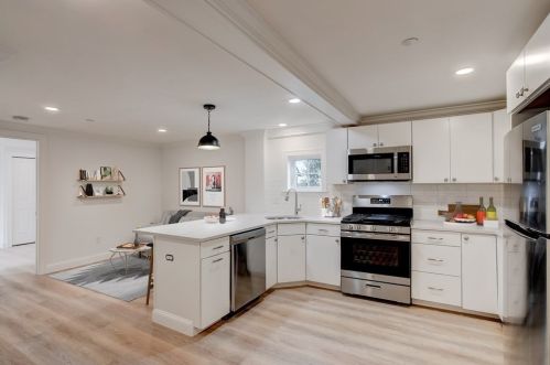 4 Hardy St, Salem, MA 01970-5219