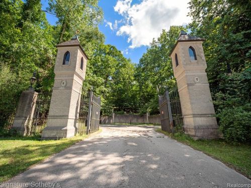 2009 Victoria Hl, Rochester MI exterior