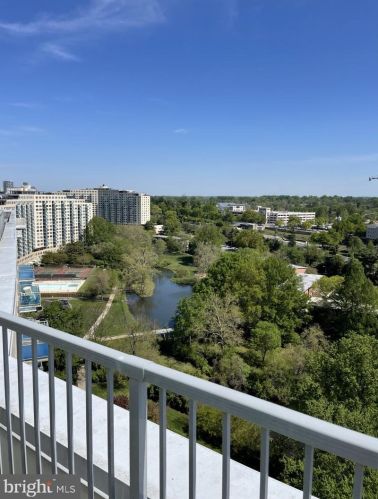 10201 Grosvenor Pl, Rockville MD  20852-4600 exterior