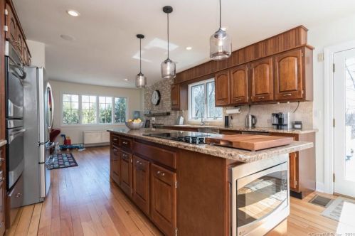 11 Farrar Ln, Ridgefield CT 06877-2406 exterior