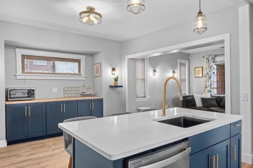 109 Rhodes Ave, Pittsburgh PA  15220-2615 exterior