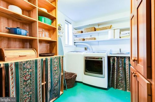 7804 Ridgecrest Dr, Alexandria VA 22308-1053 exterior