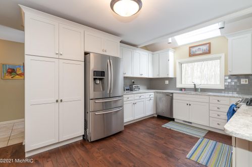 1360 Crooked Lk Dr, Kalamazoo MI 49009-8950 exterior