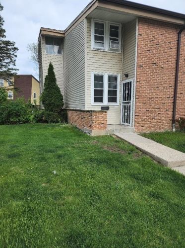 9076 95th St, Milwaukee, WI 53224-6716