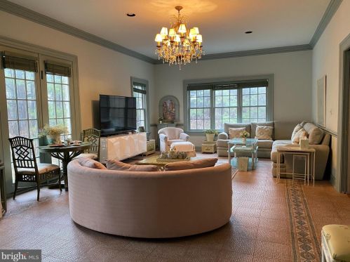 1289 Ballantrae Farm Dr, Mc Lean VA 22101-3027 exterior