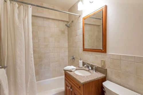 4320 Van Cortlandt Park, Bronx NY  10470-1952 exterior