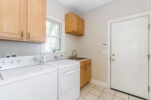 34 Rockhouse Rd, Wilton CT 06897-1827 exterior