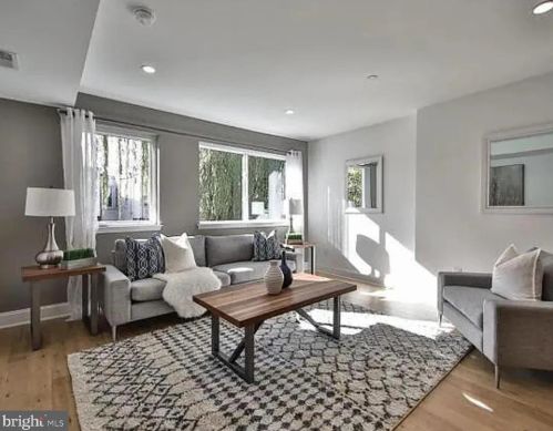 2432 Christian St, Philadelphia, PA 19146-2406