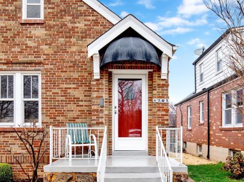 6705 Pernod Ave, Saint Louis, MO 63139-2115