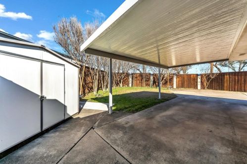 1909 Grn Oaks Dr, Irving TX 75061-2138 exterior