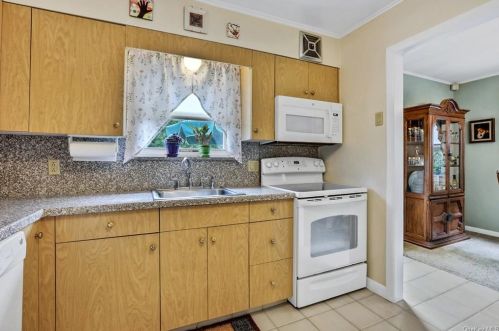 170 Madison Ave, Valhalla NY 10595-1827 exterior