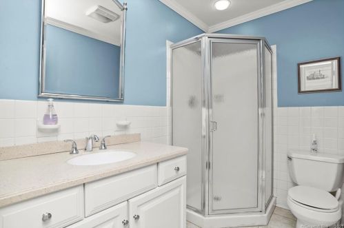 8 Carissa Ln, Greenwich CT 06830-3117 exterior