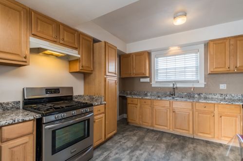 1112 Hickory St, Waukegan IL 60085-1937 exterior