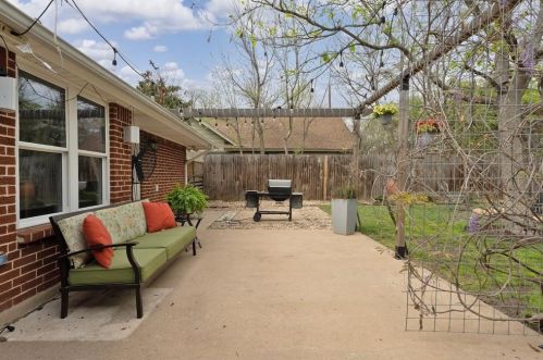 2608 Dunbarton Dr, Austin TX 78723-2233 exterior