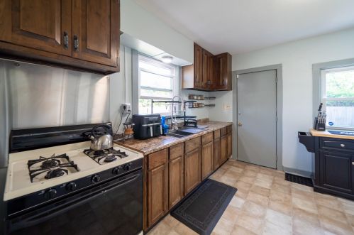 743 Bates St, Grand Rapids MI 49506-2615 exterior