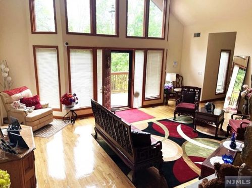 6 Perona Rd, Andover, NJ 07821-5000