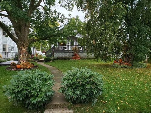 3825 84th St, Milwaukee, WI 53228-1705