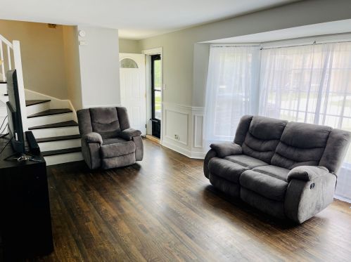 8741 Mozart Ave, Chicago, IL 60805-1139