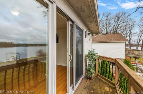 692 Appalachi St, Walled Lake MI  48390-1005 exterior