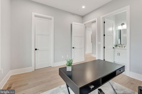 1422 Mayflower Dr, Mc Lean VA 22101-5615 exterior