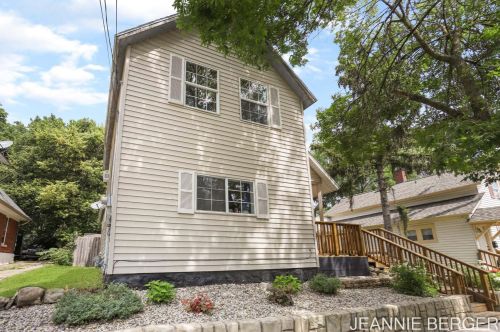 915 9th St, Grand Rapids, MI 49504-4327