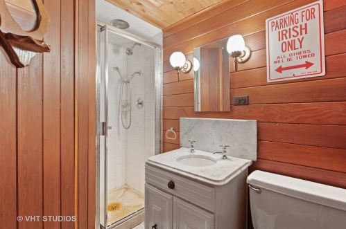 2206 Kenmore Ave, Chicago IL 60613-2916 exterior