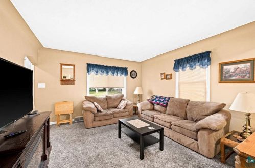 3027 Hutchinson Rd, Duluth MN 55811-2830 exterior