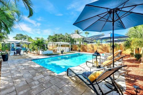 821 91 Ave, Naples FL 34108-2426 exterior