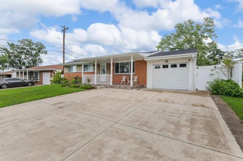 3716 Cordes Dr, Saint Louis, MO 63125-4524