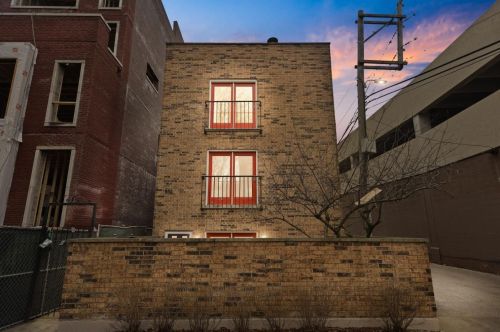 832 Barry Ave, Chicago IL  60657-4405 exterior