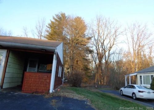 26 Trinity Dr, Enfield, CT 06082-5520