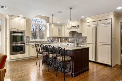 126 Wilmington Dr, Huntington Station NY 11747-4026 exterior