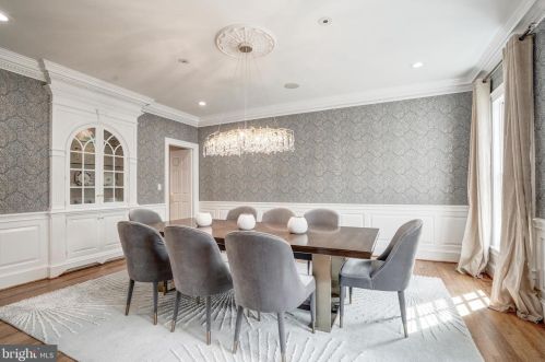 8503 Country Club Dr, Bethesda MD 20817-4579 exterior