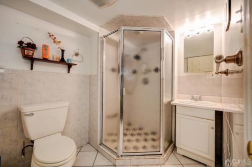 114 Pacific St, Edison NJ 08817-4464 exterior