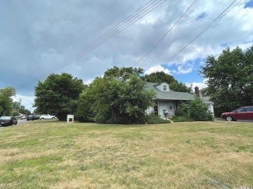 153 Gracie Dr, Babylon, NY 11703-3227