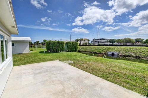 2390 14 Ave, Boynton Beach FL 33426-5871 exterior