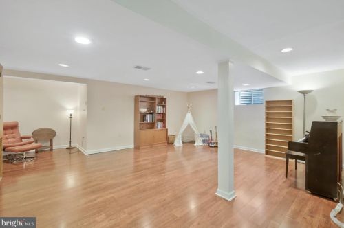 2105 Rampart Dr, Alexandria VA 22308-1537 exterior