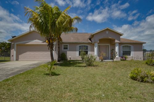 944 Del Rio Blvd, Fort Pierce, FL 34953-1985