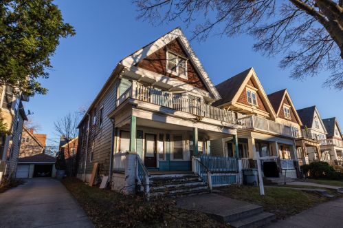 2520 Oakland Ave, Milwaukee WI 53211-3930 exterior