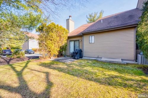 1 Queensbridge Dr, East Hanover, NJ 07936-3562