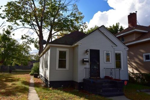 405 Houston Ave, Meskegon MI  49441-1950 exterior