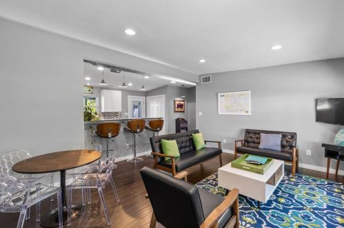 704 Crestland Dr, Austin TX  78752-1309 exterior