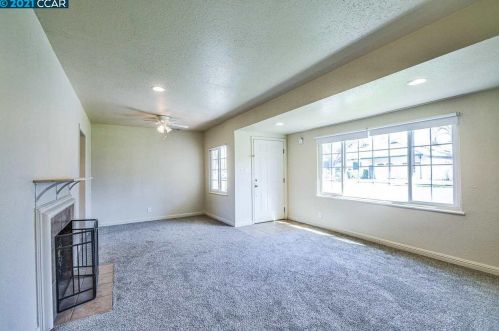 1381 Rosemary Ln, Concord CA 94518-3727 exterior